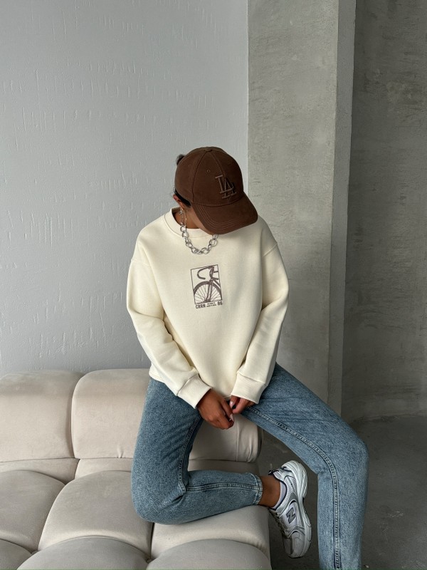 SWT-14269 Ekru Bisiklet Kabartma Baskılı Üç İplik Şardonlu Basic Sweatshirt