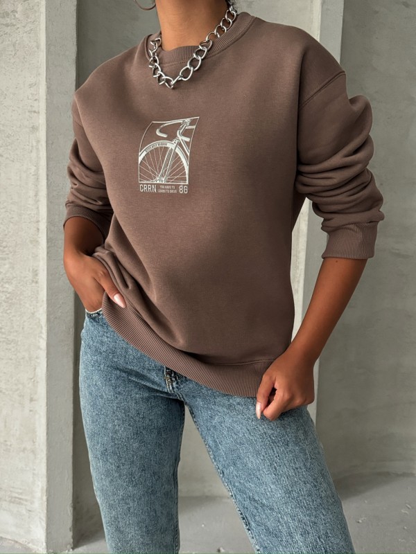 SWT-14269 Kahverengi Bisiklet Kabartma Baskılı Üç İplik Şardonlu Basic Sweatshirt