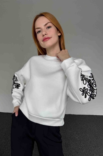 Cappmoda - SWT-14282 Beyaz Kol İşlemeli Bisiklet Yaka Salaş Sweatshirt (1)