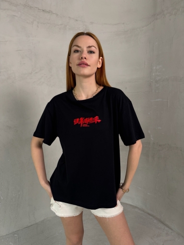 Cappmoda - T-908 Siyah Çince Yazılı Enjeksiyon Baskı Bisiklet Yaka Tshirt (1)