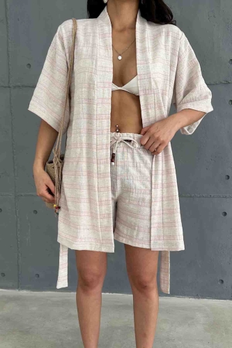 Cappmoda - TKM-03618 Pudra Çizgili Keten Kumaş Kuşaklı Kimono Bel Lastikli Şort İkili Takım (1)