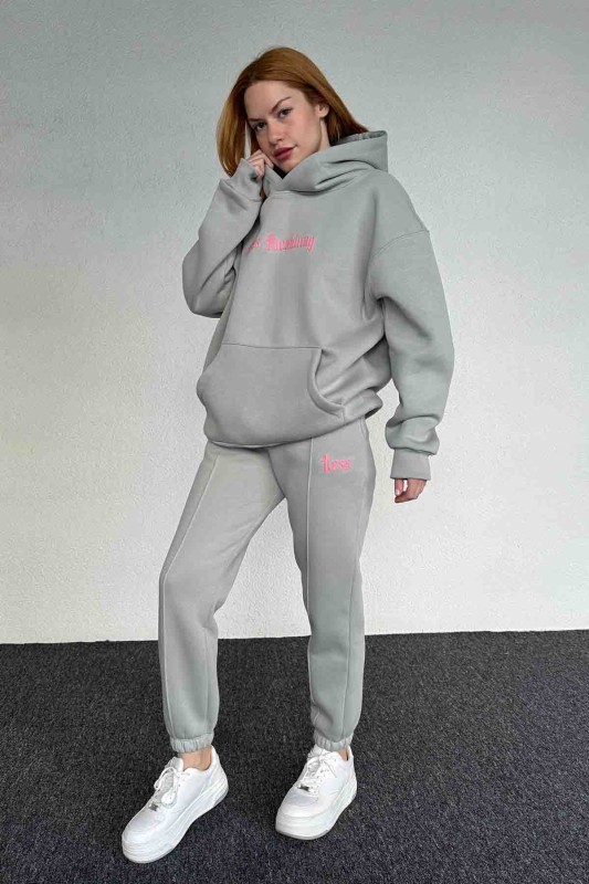 TKM-03643 Boyama Gri Less Kabartma Yazı Baskılı Kapüşonlu Sweatshirt Jogger Üç İplik Şardonlu İkili Takım