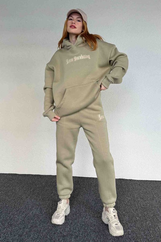 TKM-03643 Haki Less Kabartma Yazı Baskılı Kapüşonlu Sweatshirt Jogger Üç İplik Şardonlu İkili Takım